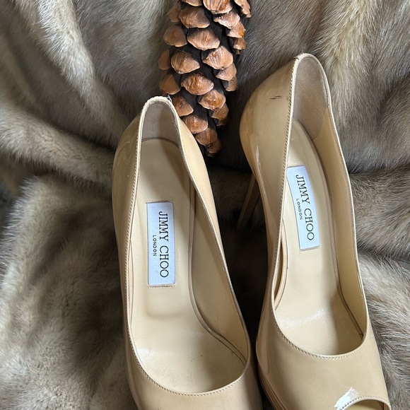 Jimmy Choo patent leather peep to beige pumps size 8.5, excellent condition . - Picture 1 of 4